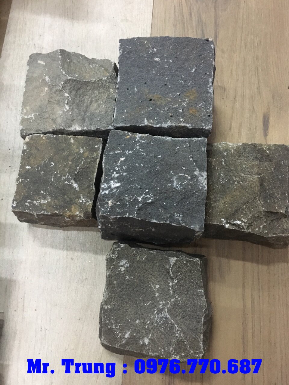 Đá Bazan cubic đen vật liệu trang trí sân vườn hiện đại